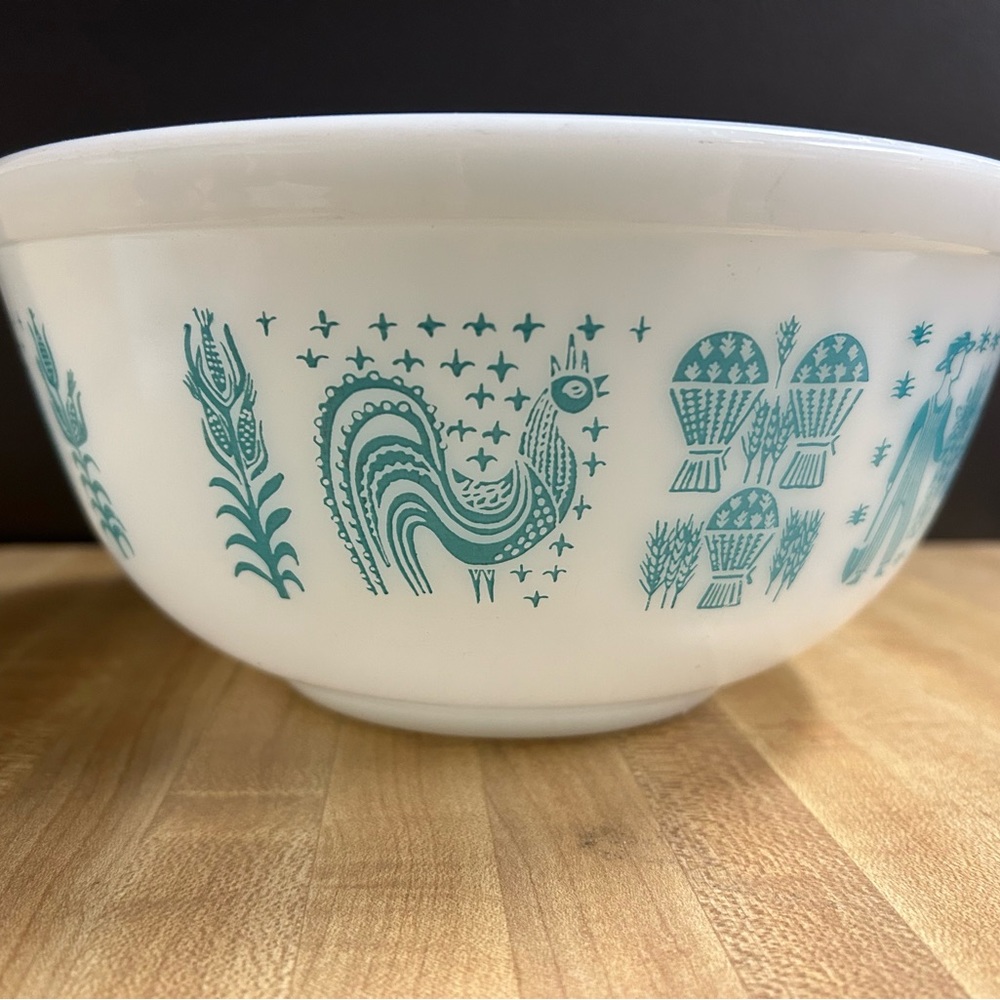 Pyrex Butterprint #403 (8 3/4”) mixing bowl. Excellent used condition.